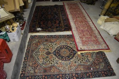 de nombreux tapis étalés sur le sol d'une pièce