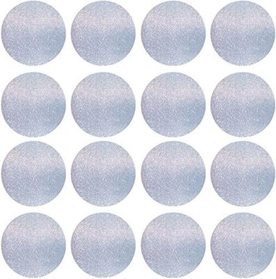 un gros plan sur un fond blanc parsemé de points bleus