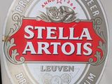 une affiche portant l'inscription « Stella Artois » sur le côté d'un réfrigérateur