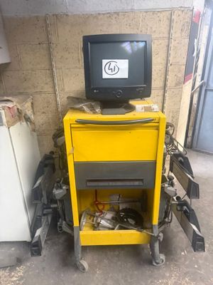 un téléviseur posé sur un chariot jaune