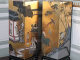 deux grands vases ornés de motifs asiatiques