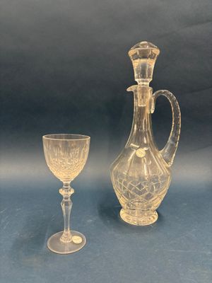 Suite de 6 verres à vin et leur carafe en cristal taillé à d…