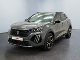 un SUV gris garé dans une pièce au sol noir