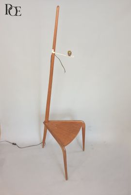 une lampe qui se trouve sur un support dans une pièce