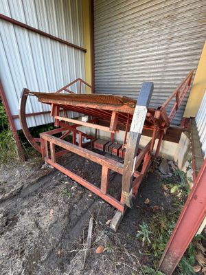 une vieille luge en bois posée devant un immeuble