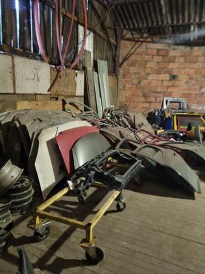 de nombreuses pièces métalliques posées sur un chariot dans un entrepôt