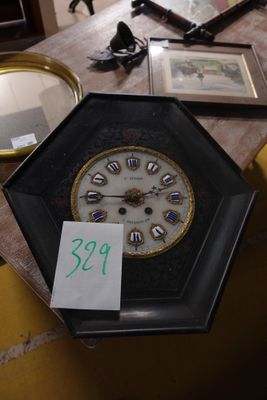une horloge posée sur une table, avec une étiquette de prix dessus