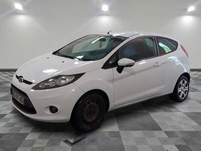 La voiture blanche est garée sur le sol à damier du garage.