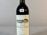 une bouteille de vin posée sur une table