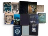 plusieurs livres sont empilés sur une surface blanche