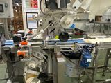l'image d'une machine qui travaille sur une feuille de papier