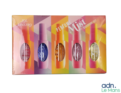 quatre gloss présentés dans un coffret coloré sur fond blanc