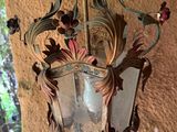 une lampe accrochée au mur