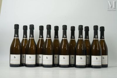 six bouteilles de vin sont alignées sur une table