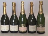 six bouteilles de champagne sont alignées sur une table