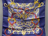 foulard en soie bleu orné de motifs dorés et rouges sur fond bleu