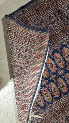 un tapis posé par terre à côté d'un chat