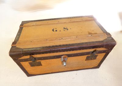 an old trunk sitting on a table with a key in it