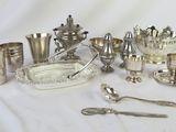 beaucoup d'objets en argent posés sur une table