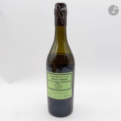 une bouteille de vin posée sur une table