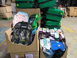 une pile de bagages posée sur un chariot dans un entrepôt