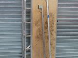 un chariot métallique surmonté d'une planche en bois, devant une porte de garage