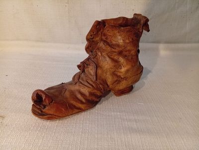gros plan d'une paire de chaussures sur une surface blanche