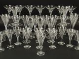 une image représentant plusieurs verres à vin posés sur une table