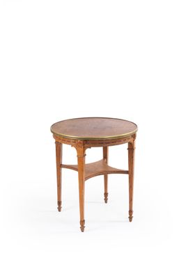 une petite table avec un plateau en bois et une étagère en dessous