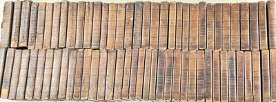 plusieurs piles de vieux livres empilées les unes sur les autres sur une table