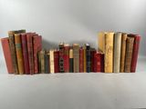 un groupe de livres superposés sur une table