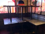 une table et une chaise dans une pièce dotée d'une grande fenêtre