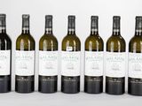 six bouteilles de vin sont alignées dans une rangée