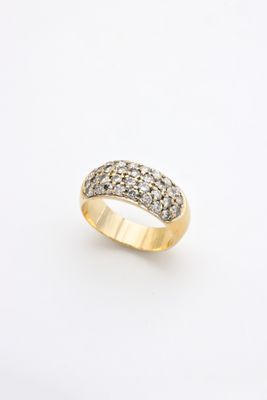 une bague en or avec des diamants sur fond blanc
