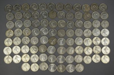 une image représentant un tas de pièces d'argent posées sur une surface noire