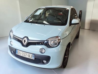 une petite voiture garée dans une pièce