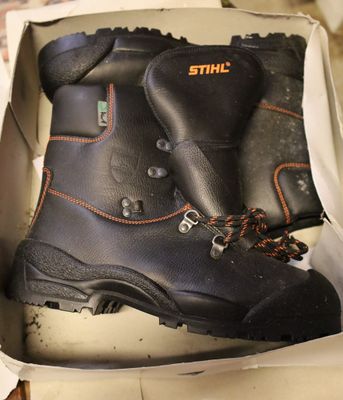 une boîte contenant une paire de bottes de travail