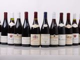 plusieurs bouteilles de vin sont alignées sur une table