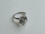 gros plan d'une bague en diamant sur une surface blanche