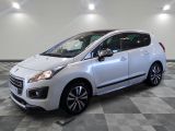 la petite voiture blanche est garée dans la pièce au sol en damier