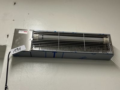 un radiateur métallique accroché au mur