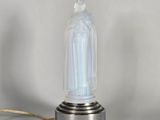 une petite lampe posée sur un socle en métal