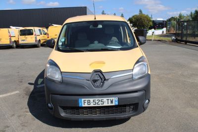 une petite camionnette jaune garée dans un parking