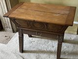 une petite table en bois surmontée d'un tiroir