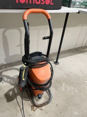une machine posée sur le béton