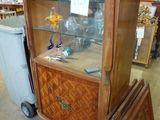 une vitrine en bois avec une porte vitrée dans un magasin