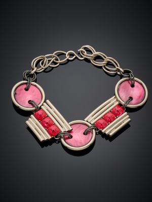 un gros plan d'un collier rose et argent sur fond noir