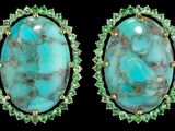 paire de boucles d'oreilles en turquoise et péridot, rehaussées de touches dorées