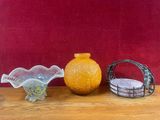 trois vases en verre posés sur une table l'un à côté de l'autre