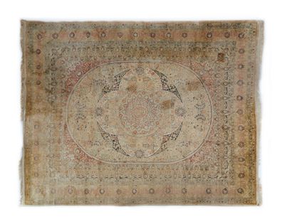 un vieux tapis orné d'un motif circulaire